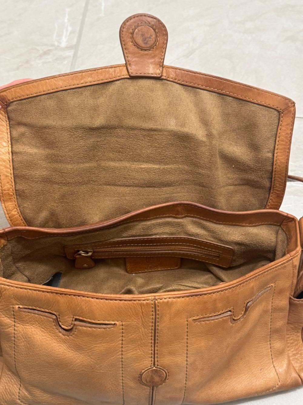 Classic Women's Leather Shoulder Bag in Tan - Picture 13 of 16